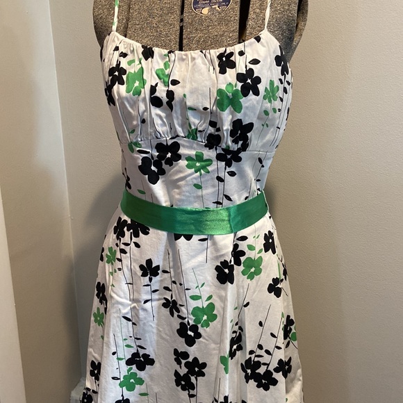 Summer dress size 10, fits like size 6-8 abdomen runs small, likely taken in - Picture 2 of 6